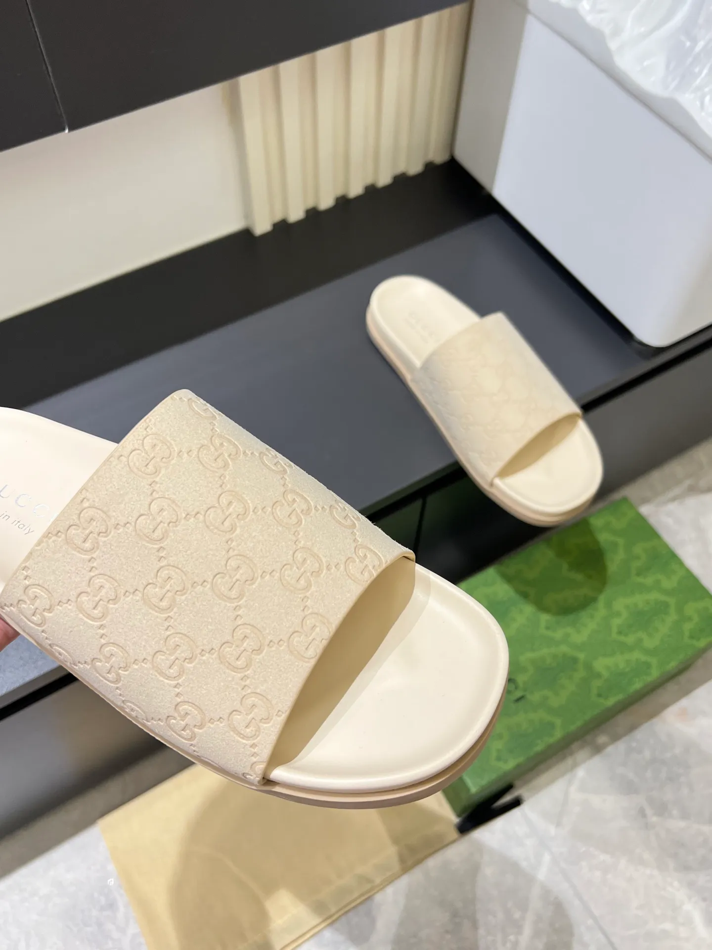 Men's Men's Shoes 💰p320 "GUCC＊" These slippers are made of GG polyester and feature a Gucci label on the front, adding a bold logo feel to the style. "Gucci Made in Italy" stamped label Rubber sole. Size 38-44